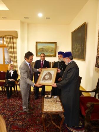 Армения, Эчмиадзин, Тосунян и Зарикян вручают Гарегину II подарок 