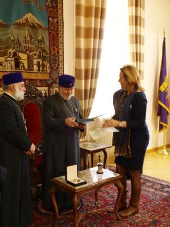 Армения, Эчмиадзин . Ольга Есиповская вручает подарок Католикосу